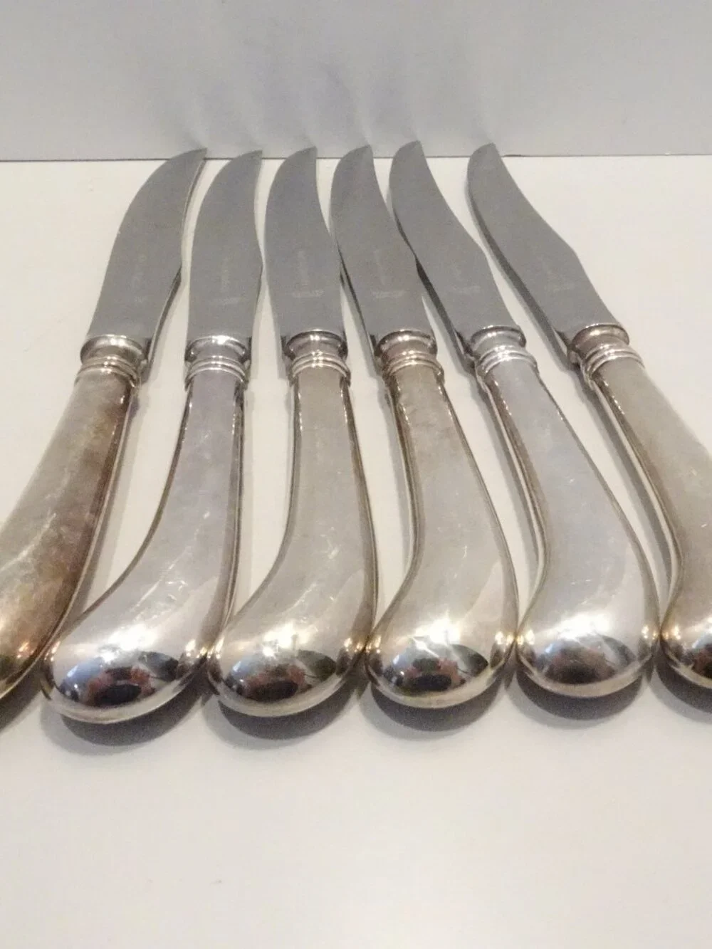 Set of 6 Vintage VINERS of SHEFFIELD Silver Plate STEAK KNIVES
